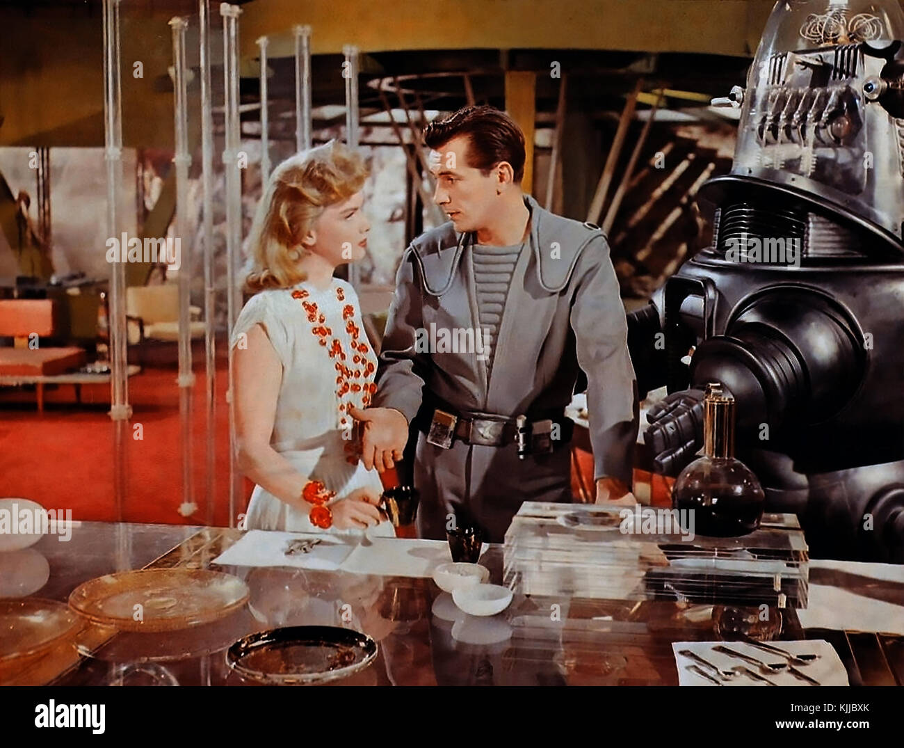PLANÈTE interdite 1956 MGM science fiction film avec Anne Francis et Leslie Nielsen et Robby le robot Banque D'Images