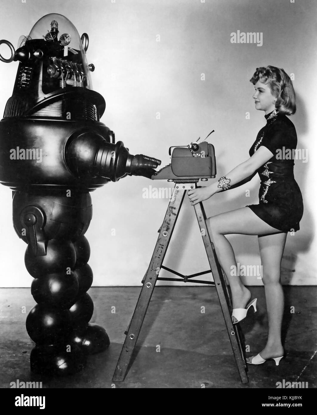 PLANÈTE interdite 1956 MGM science fiction film avec Anne Francis et Robby le robot Banque D'Images