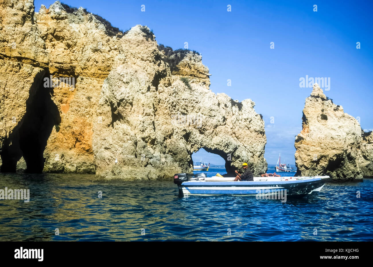 Bateau qui voyage à travers les formations de roche stunnung dans la zone côtière de l'Algarve, au Portugal. Banque D'Images