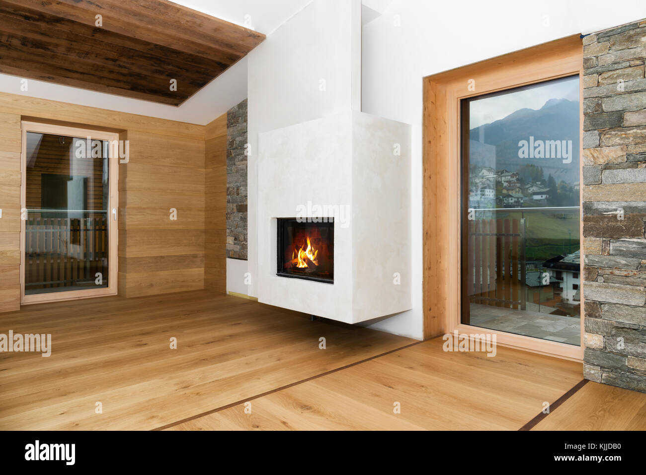 Nouveau vide intérieur salle de séjour avec cheminée et plancher de bois Banque D'Images