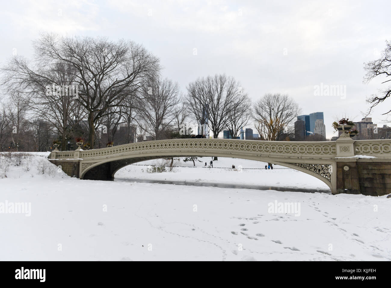 New York, New York - 16 février 2014 : bow bridge dans Central Park, nyc après une tempête de neige Banque D'Images