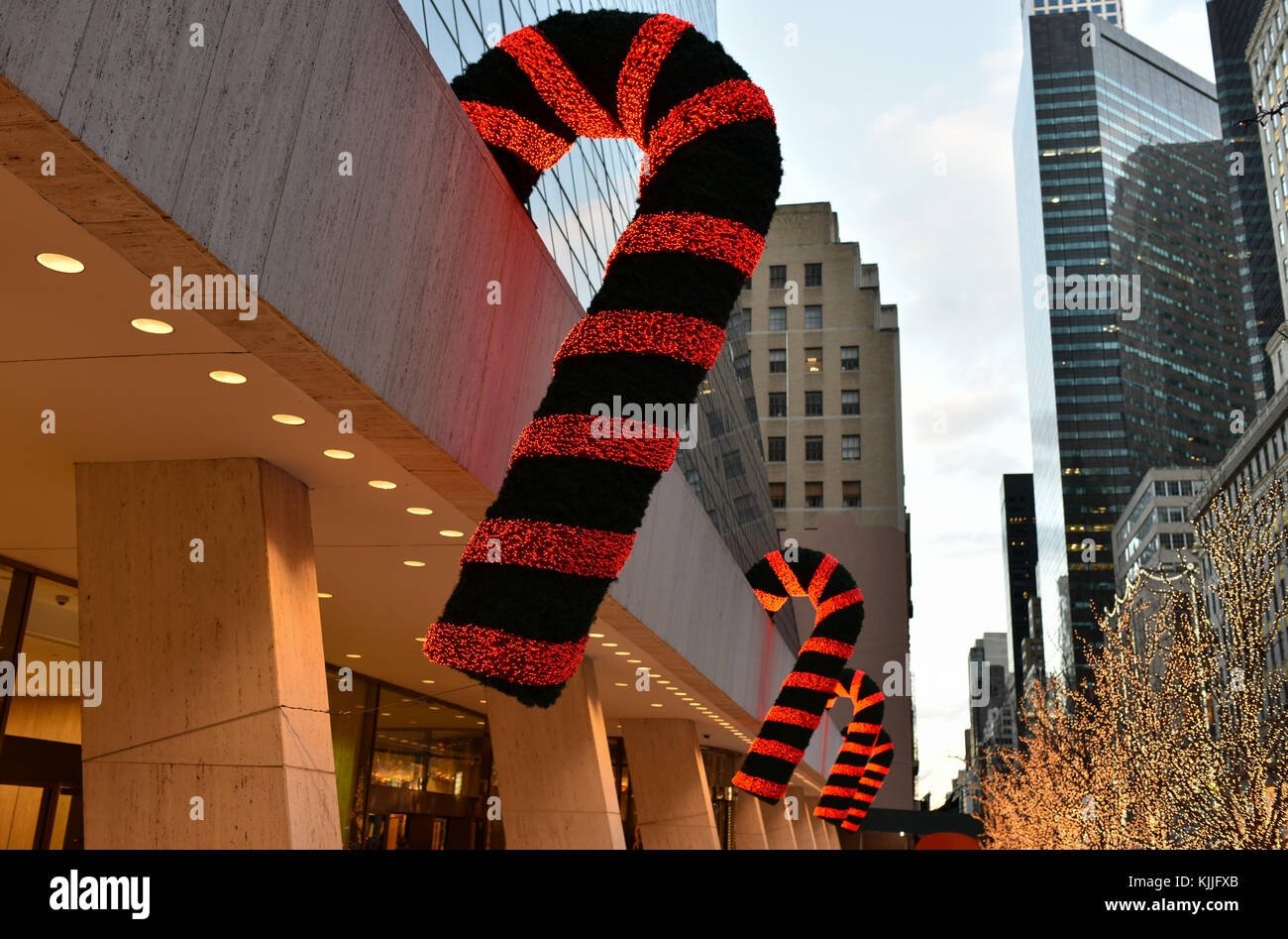 New York, New York - 25 décembre 2014 : bâtiment résidentiel de Solow à Manhattan Décorées pour Noël. Banque D'Images