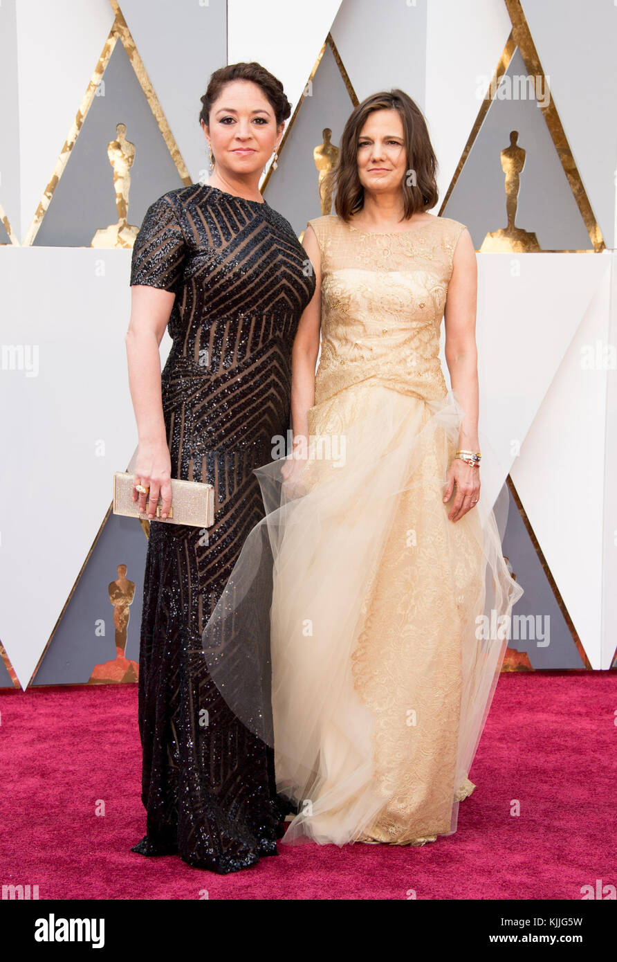 HOLLYWOOD, CA - FÉVRIER 28 : Liz Garbus et Amy Hobby assistent à la 88e cérémonie annuelle des Oscars au Hollywood & Highland Center le 28 février 2016 à Hollywood, Californie. Les gens : Liz Garbus et Amy Hobby Banque D'Images