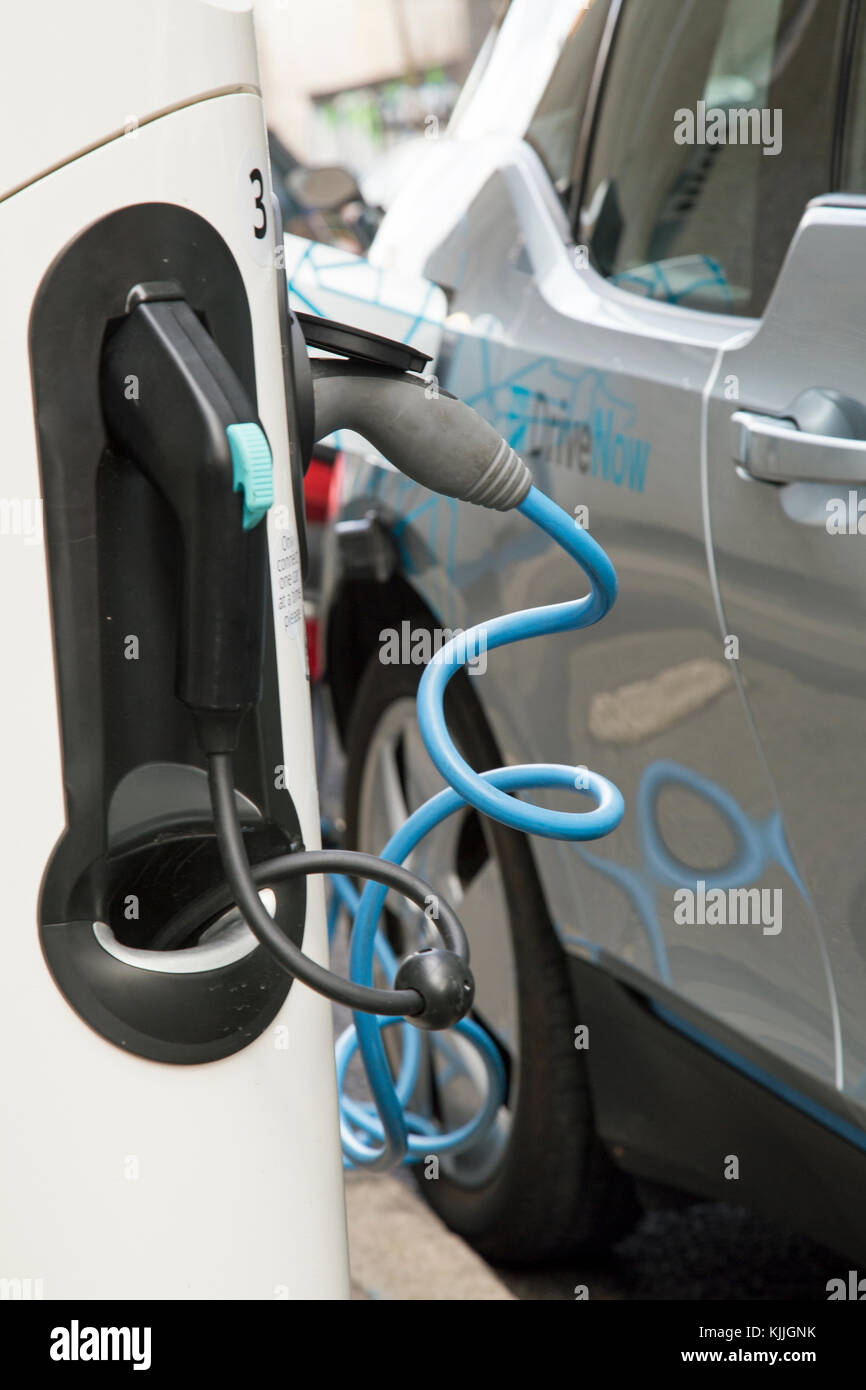 Novembre 2017, Londres, Angleterre, un véhicule électrique est chargé dans la rue. Banque D'Images