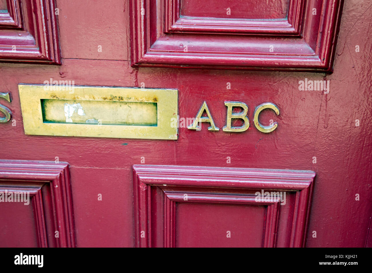 Une vieille porte rouge avec abc par la boîte aux lettres Photo Stock -  Alamy