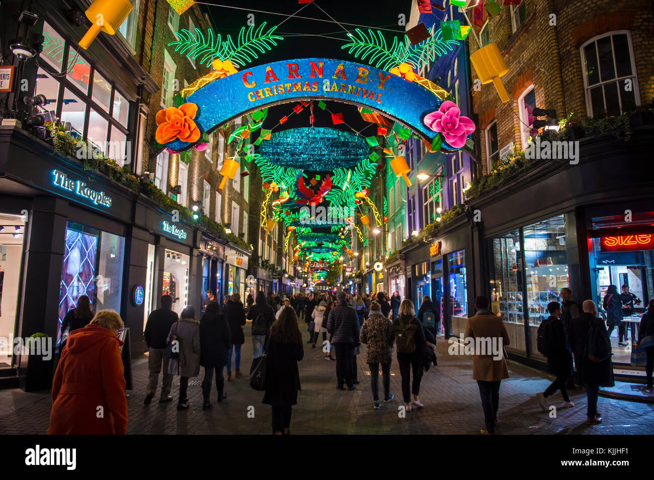 LONDRES - 21 NOVEMBRE 2017 : des lumières colorées de Noël décorent Carnaby Street dans le quartier West End de Soho . Banque D'Images