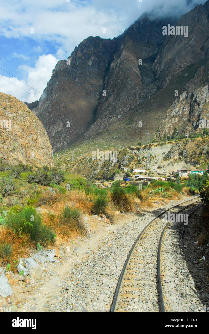 Des voies de chemin de fer à travers les montagnes des Andes au Pérou, entre Cusco et le Machu Picchu Banque D'Images