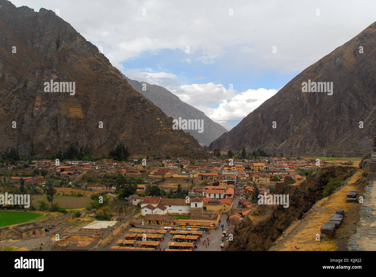 Ancienne forteresse inca d'Ollantaytambo - ville et les collines de la vallée sacrée (Valle Sagrado) dans les Andes du Pérou, en Amérique du Sud. Banque D'Images