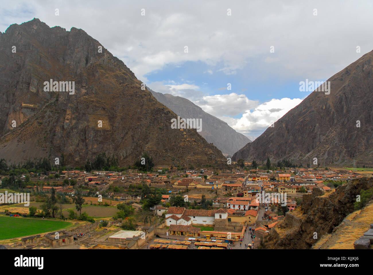 Ancienne forteresse inca d'Ollantaytambo - ville et les collines de la vallée sacrée (Valle Sagrado) dans les Andes du Pérou, en Amérique du Sud. Banque D'Images