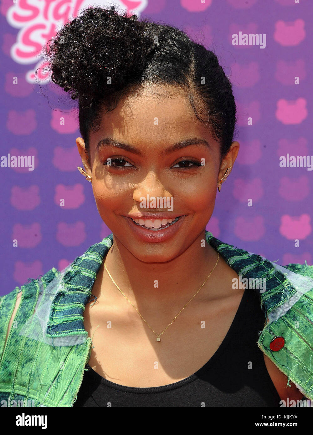 LOS ANGELES, CA - 30 AVRIL : Yara Shahidi arrive aux radio Disney Music Awards 2016 au Microsoft Theatre le 30 avril 2016 à Los Angeles, Californie. Personnes: Yara Shahidi Banque D'Images