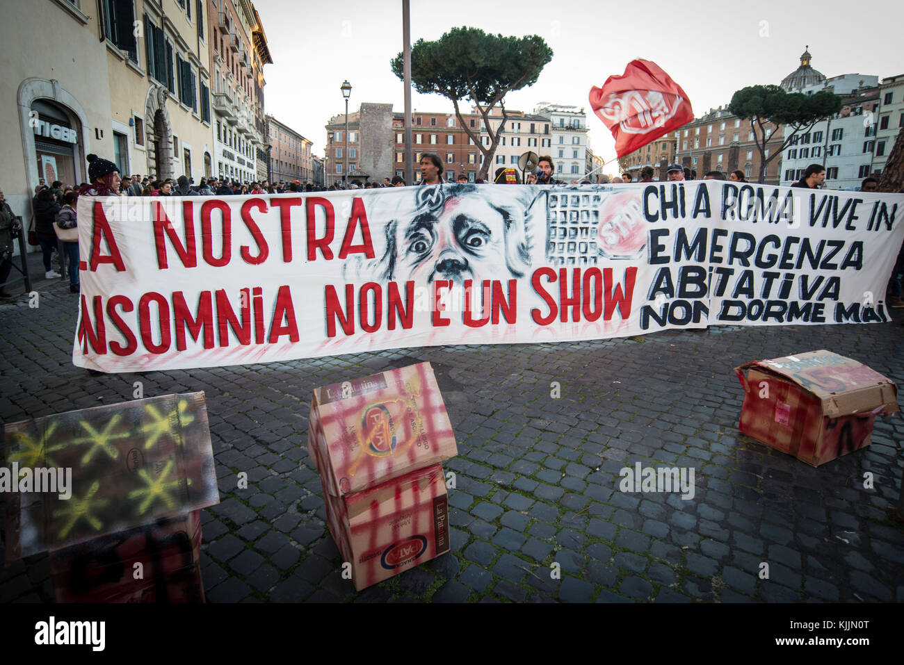 Rome, Italie. 23 nov, 2017. mouvements pour le droit au logement le concours de cinq étoiles (m5s) et de son dirigeant bebbe Grillo, qui organise une exposition intitulée 'home elena torchiara' au théâtre flaiano, de contester les politiques de logement pour le maire de Rome virginia raggi le 23 novembre 2017 à Rome, Italie. à Rome il y a 50 000 personnes dans une situation de logement précaire en attente d'une solution et d'environ 10 d'expulsion sont prises chaque jour en raison de retards de paiement., le 23 novembre 2017 Crédit : andrea ronchini/pacific press/Alamy live news Banque D'Images