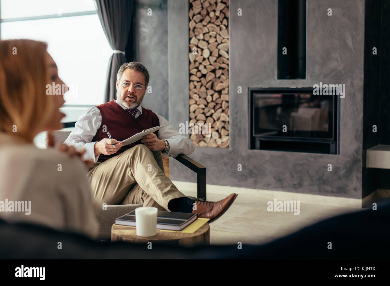 Consultant relation donnant des conseils à deux à la maison. Consultation psychologue famille couple en difficulté. Banque D'Images