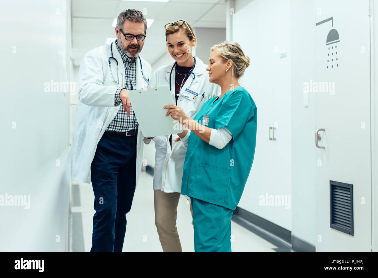 Groupe de médecins et d'infirmières l'examen rapport médical du patient. Équipe de médecins qui travaillent ensemble sur les patients à l'hôpital de fichier. Banque D'Images