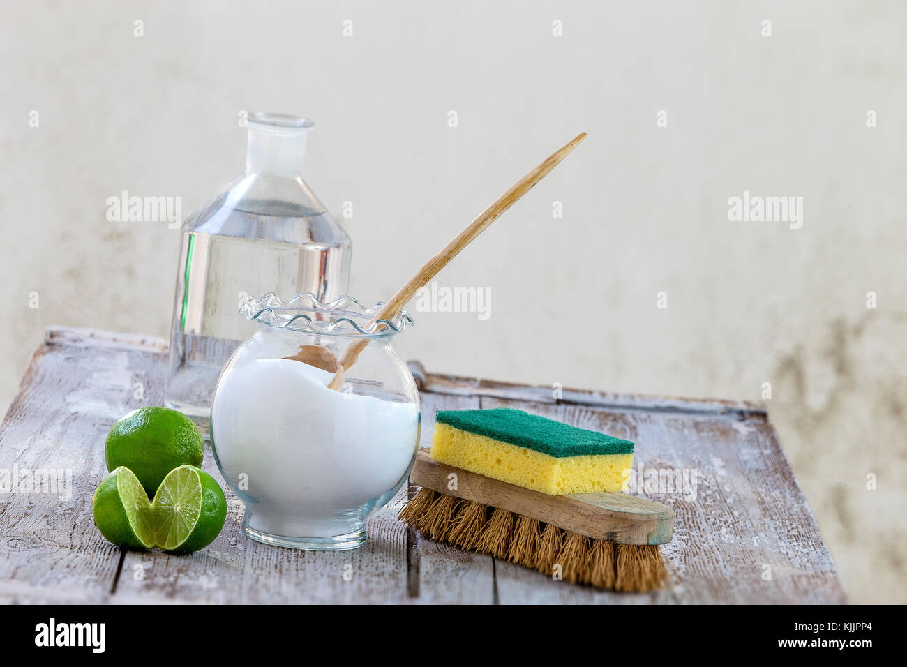 Nettoyants naturels éco-bicarbonate de soude, le citron et le chiffon sur la table en bois, l'arrière-plan Banque D'Images