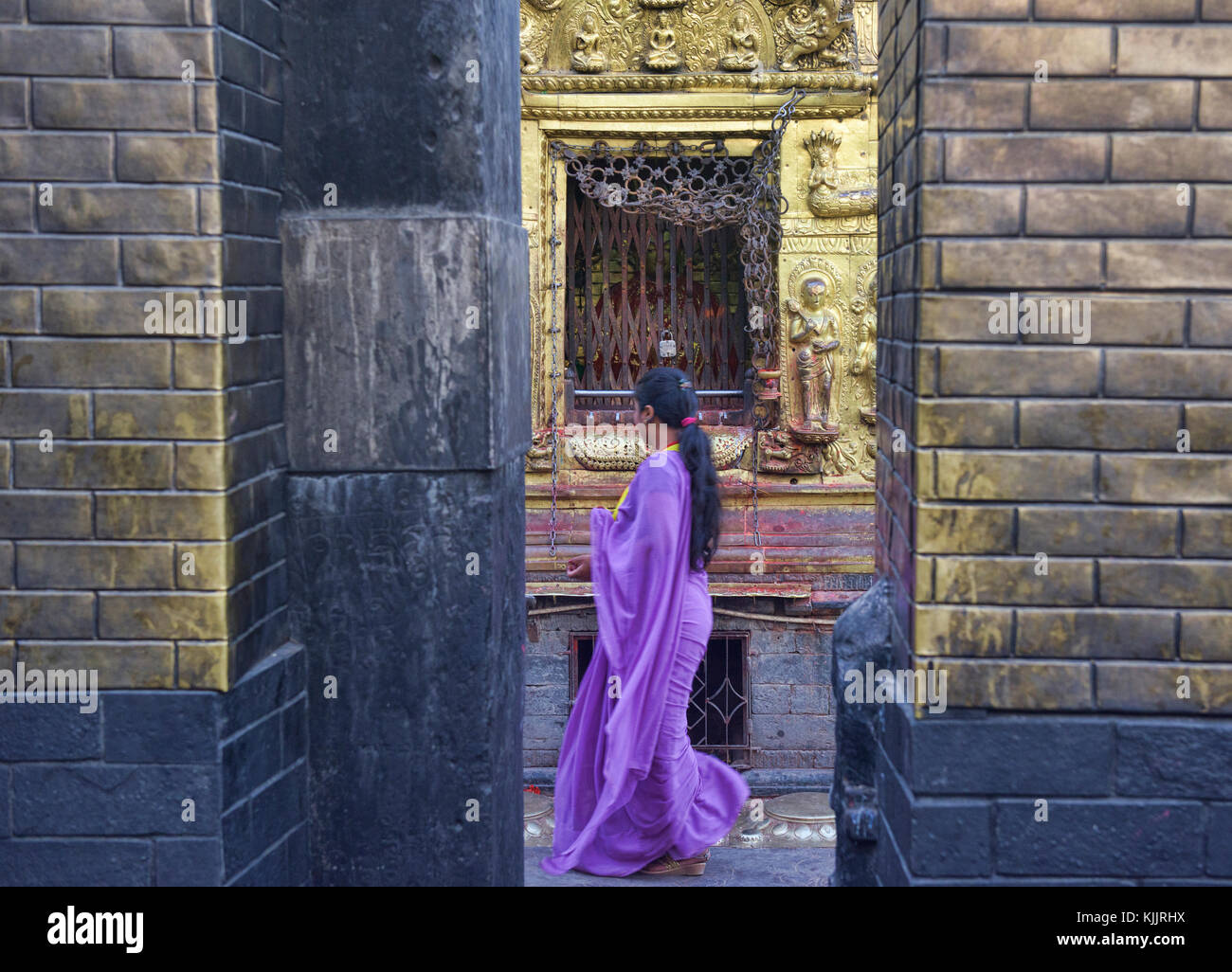 Femme dans un sari violet, Swayambhunath, Katmandou, Népal Banque D'Images