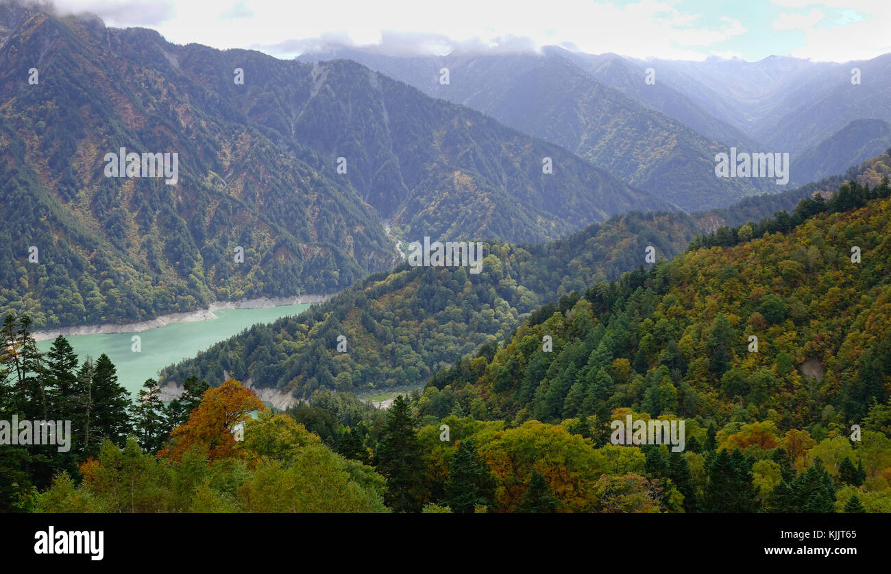 Des paysages de montagne à l'automne à Toyama, Japon. Toyama est une préfecture du Japon située dans la région du Hokuriku sur la principale île de Honshu. Banque D'Images