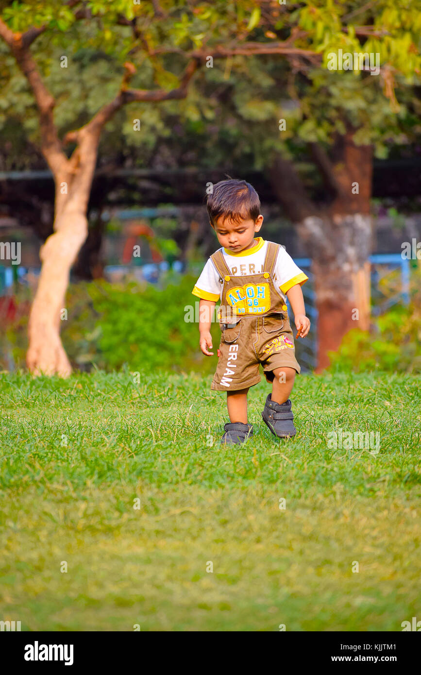 Cute baby walking in garden, Pune, Maharashtra. Banque D'Images