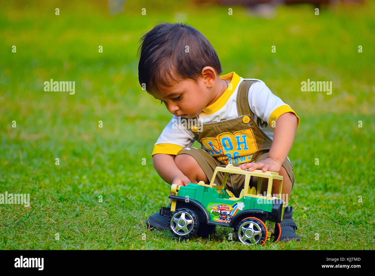Cute Baby Playing with toy voiture , Pune, Maharashtra. Banque D'Images