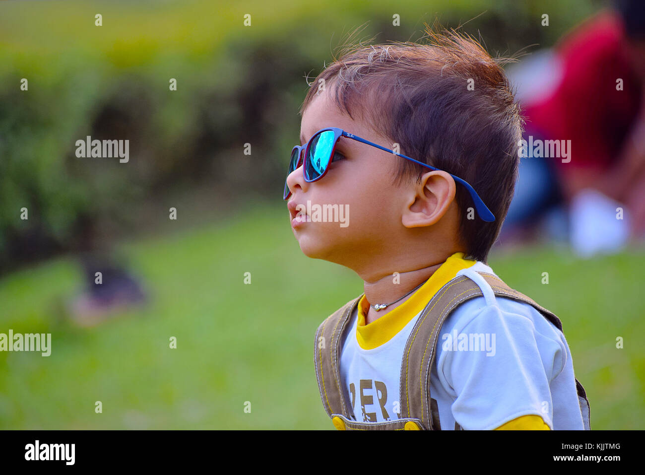Mignon Bébé portant des lunettes, Pune, Maharashtra. Banque D'Images
