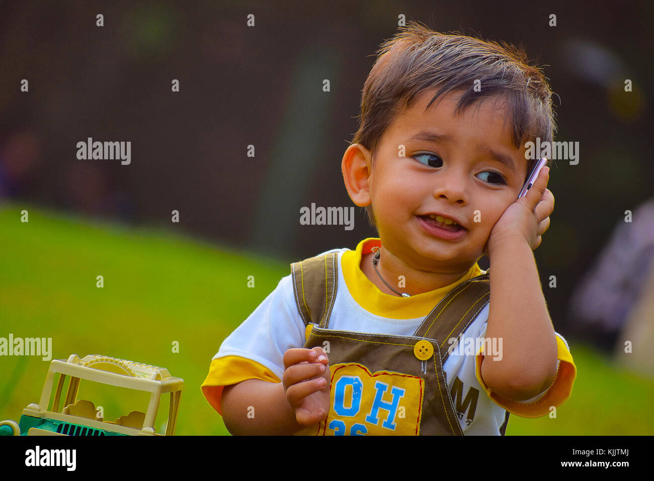 Mignon bébé parlant sur téléphone portable, Pune, Maharashtra. Banque D'Images