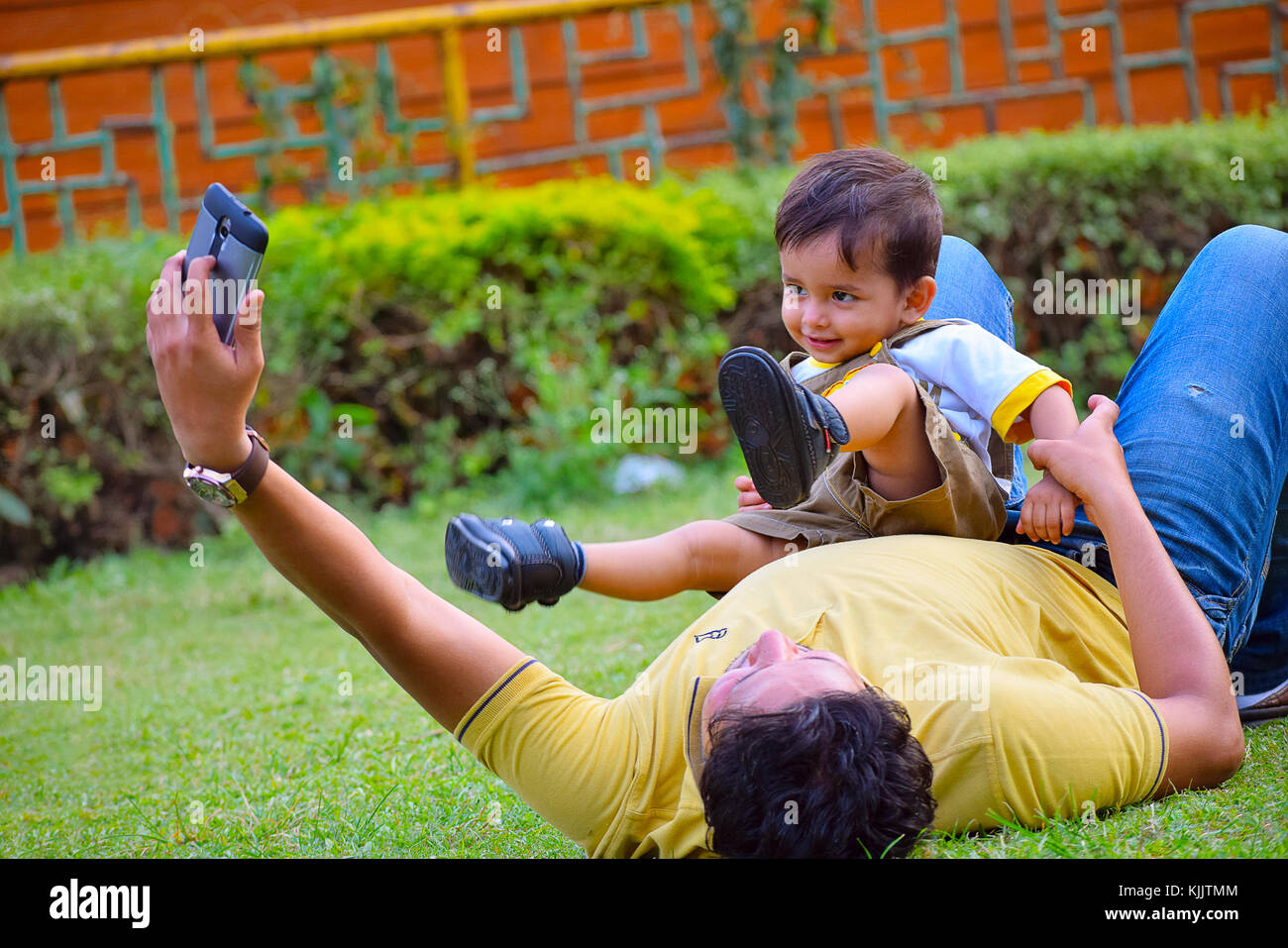 Mignon bébé jouer avec papa, Pune, Maharashtra. Banque D'Images