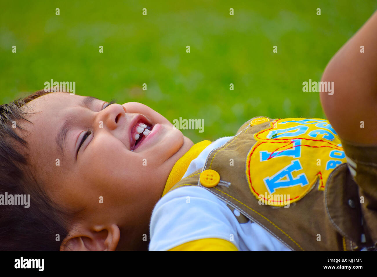 Mignon bébé jouant dans le jardin, Pune, Maharashtra. Banque D'Images
