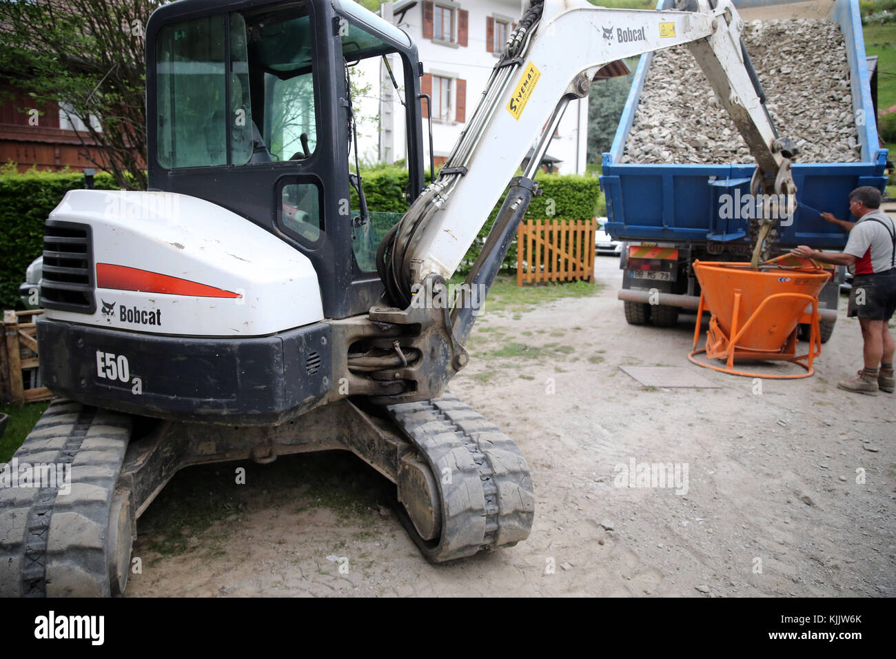 Site de construction. Mechanical digger au travail dans un jardin. La France. Banque D'Images