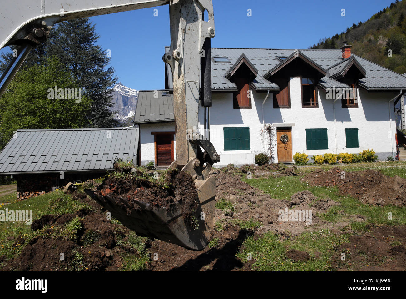 Site de construction. Mechanical digger au travail dans un jardin. La France. Banque D'Images