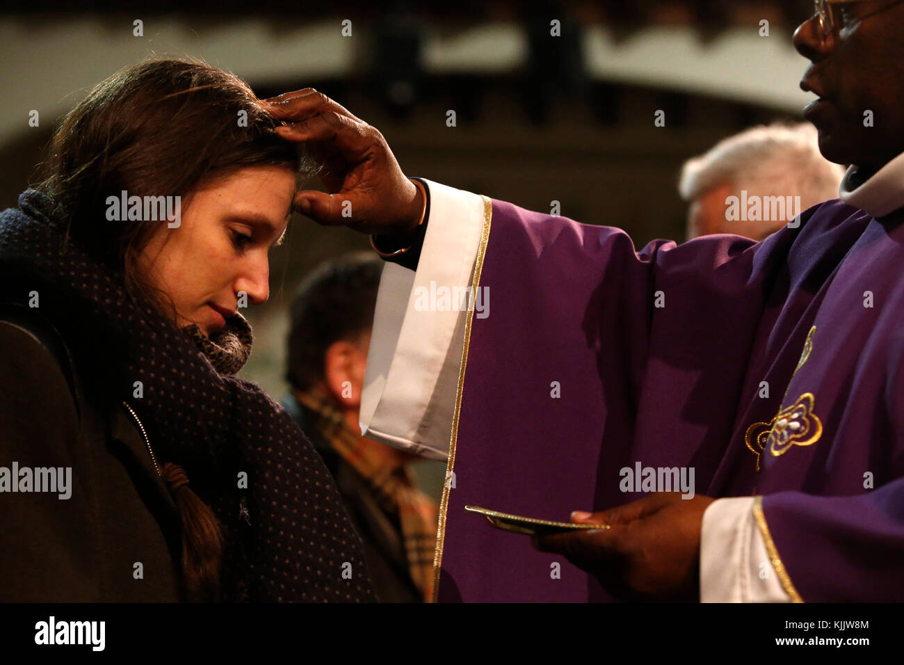 Le mercredi des cendres célébration à Notre Dame du travail, église catholique de Paris. La France. Banque D'Images