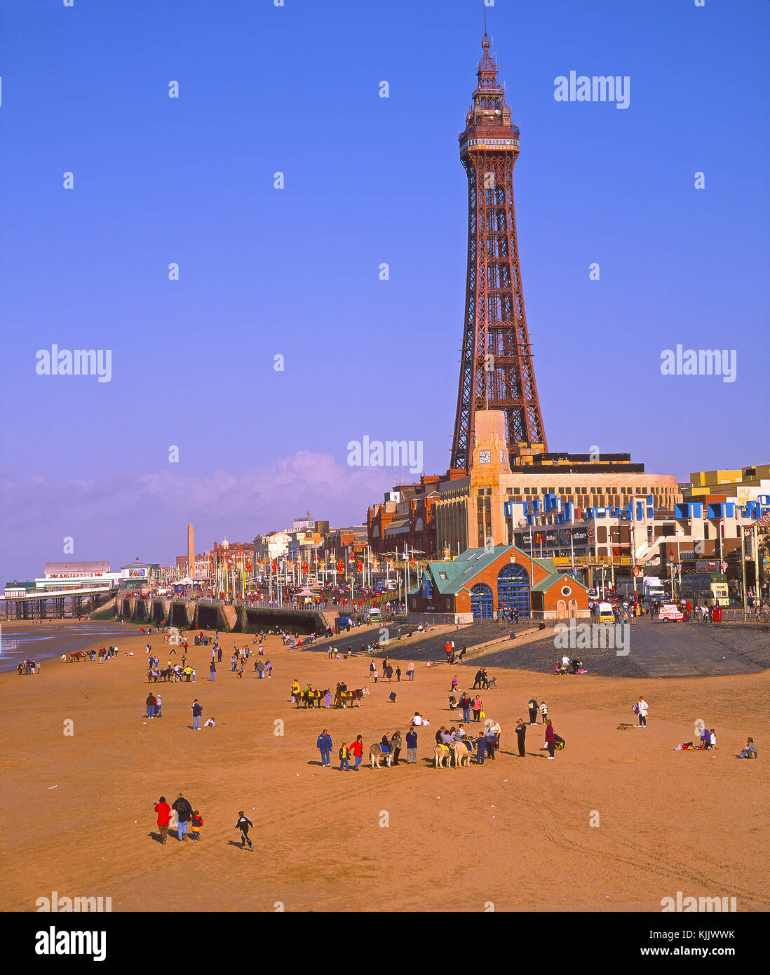 Blackpool sands avec ville et Tower, vue de central pier, Blackpool, Lancashire, Angleterre Banque D'Images