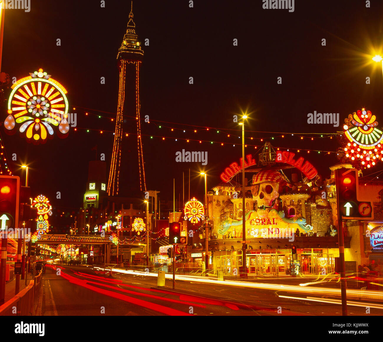 Scène colorée dans le centre de Blackpool illuminations pendant la fin de l'été à partir de la Promenade, Blackpool, Lancashire, Angleterre Banque D'Images