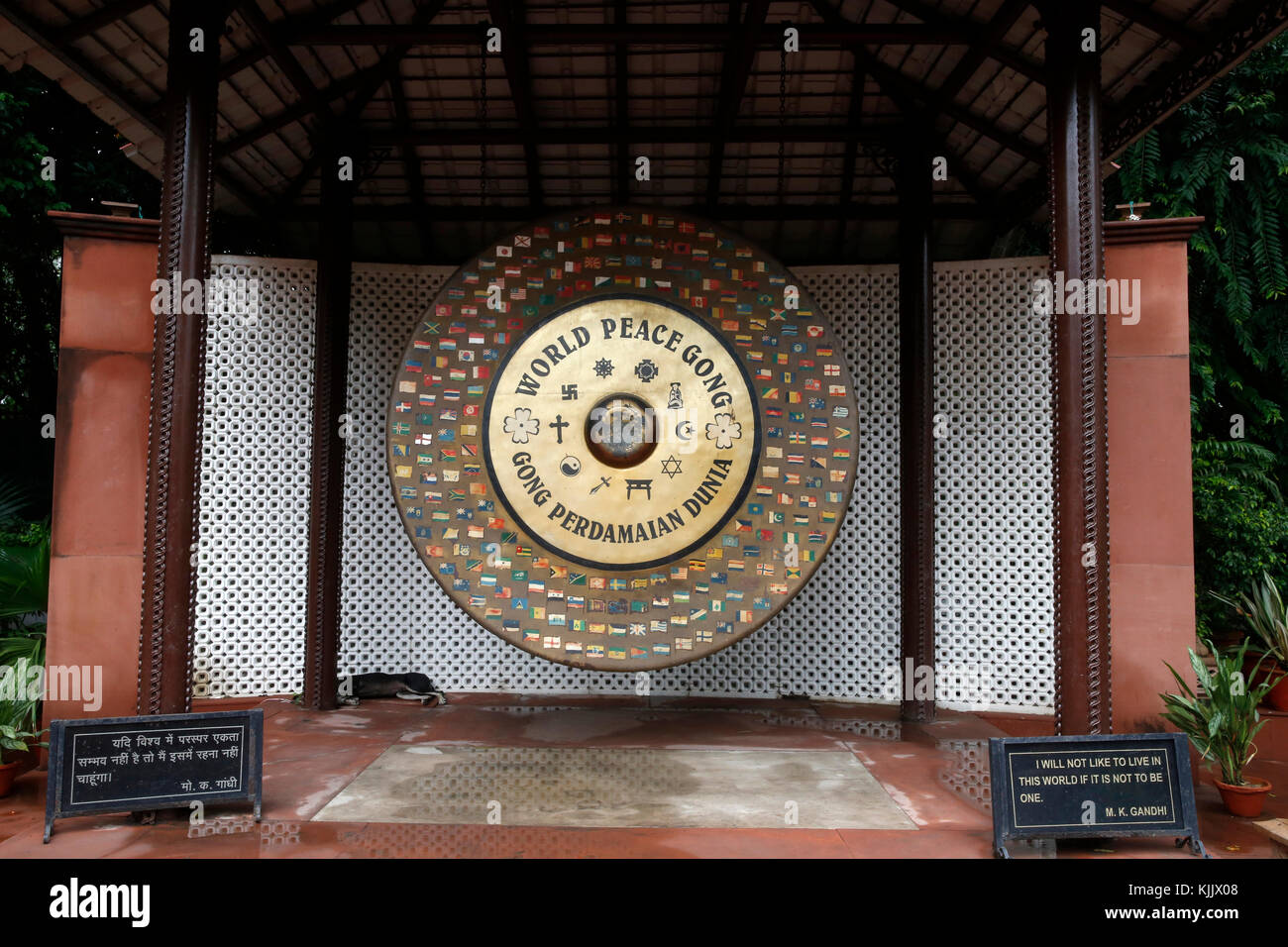 Gandhi Smriti autrefois connu sous le nom de maison ou Birla Bhavan Birla, est un musée consacré au Mahatma Gandhi. World Peace Gong. Delhi. L'Inde. Banque D'Images