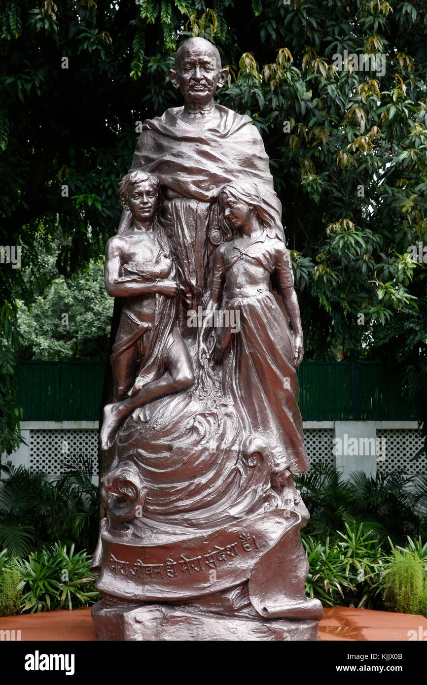 Gandhi Smriti autrefois connu sous le nom de maison ou Birla Bhavan Birla, est un musée consacré au Mahatma Gandhi. Statue de Gandhi avec des enfants. Delhi. L'Inde. Banque D'Images