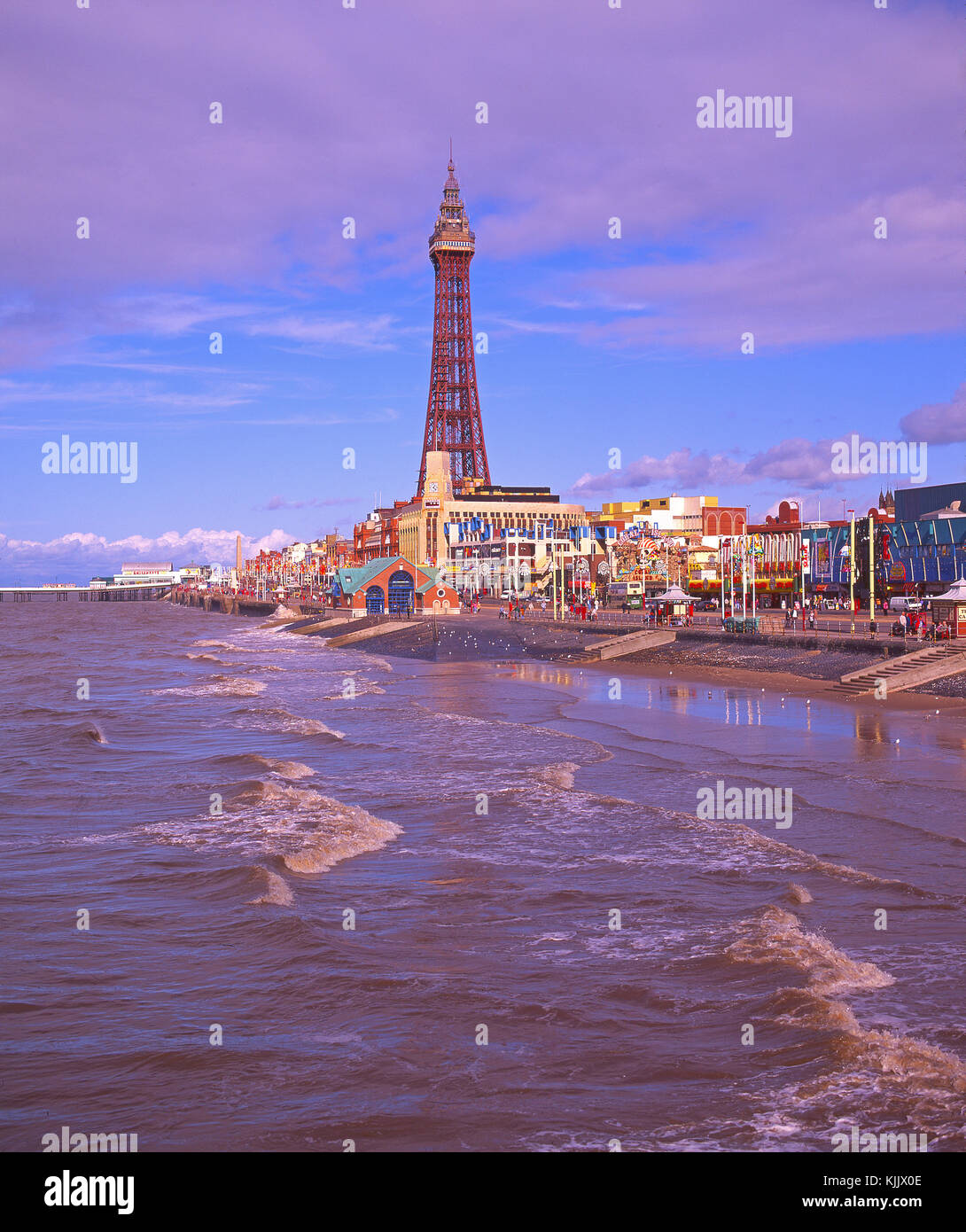 La fin de l'été à la vue le long de la mer en direction du centre-ville et de la tour de Blackpool, Lancashire Banque D'Images