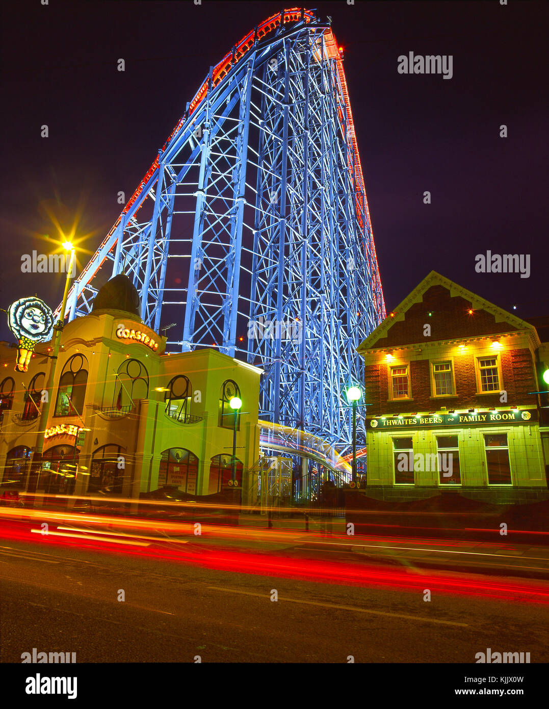 Vue de nuit de la grand un géant sur la plage de rollercoaster plaisir complexe, South Shore, Blackpool, Lancashire, Angleterre Banque D'Images