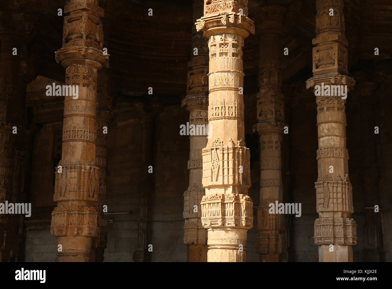 Piliers de de Adhai din ka jhonpra-mosquée (connu sous le nom de 2 1/2 journée remise relative à la légende qu'il a été construit en 2 jours et demi), Ajmer, Rajasthan. Ind Banque D'Images