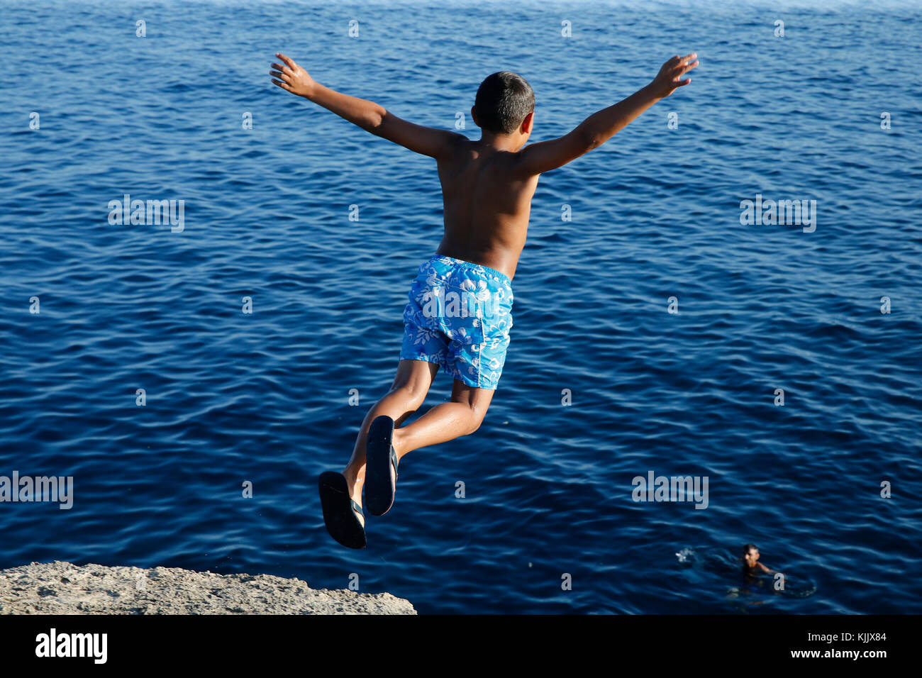 Jeune garçon de 9 ans plongée dans la mer. Banque D'Images