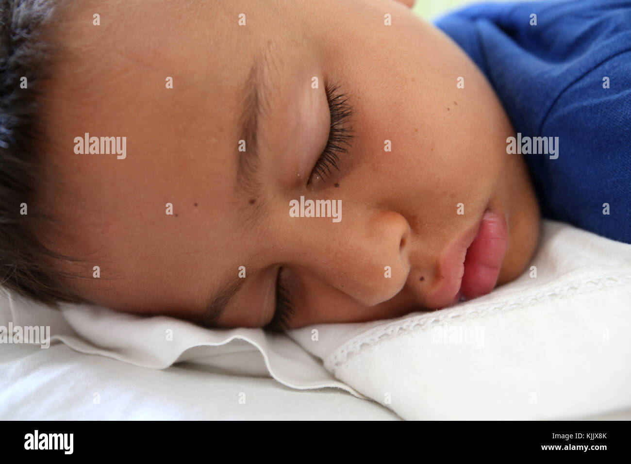 Garçon à dormir. Banque D'Images