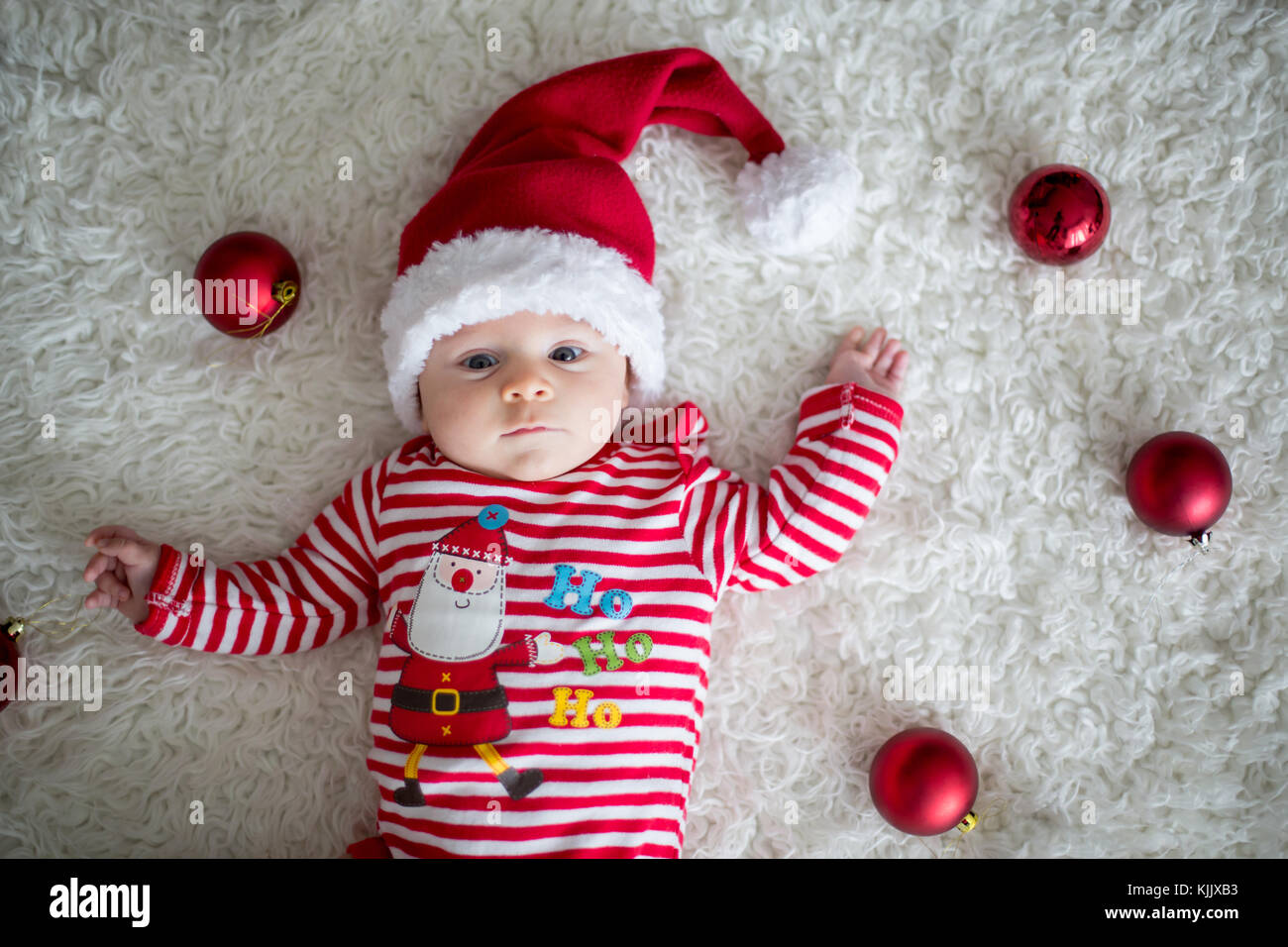 Beau Petit Bébé Célèbre Noël. Vacances Du Nouvel An. Bébé Au Bonnet De Noel  Banque D'Images et Photos Libres De Droits. Image 49540881