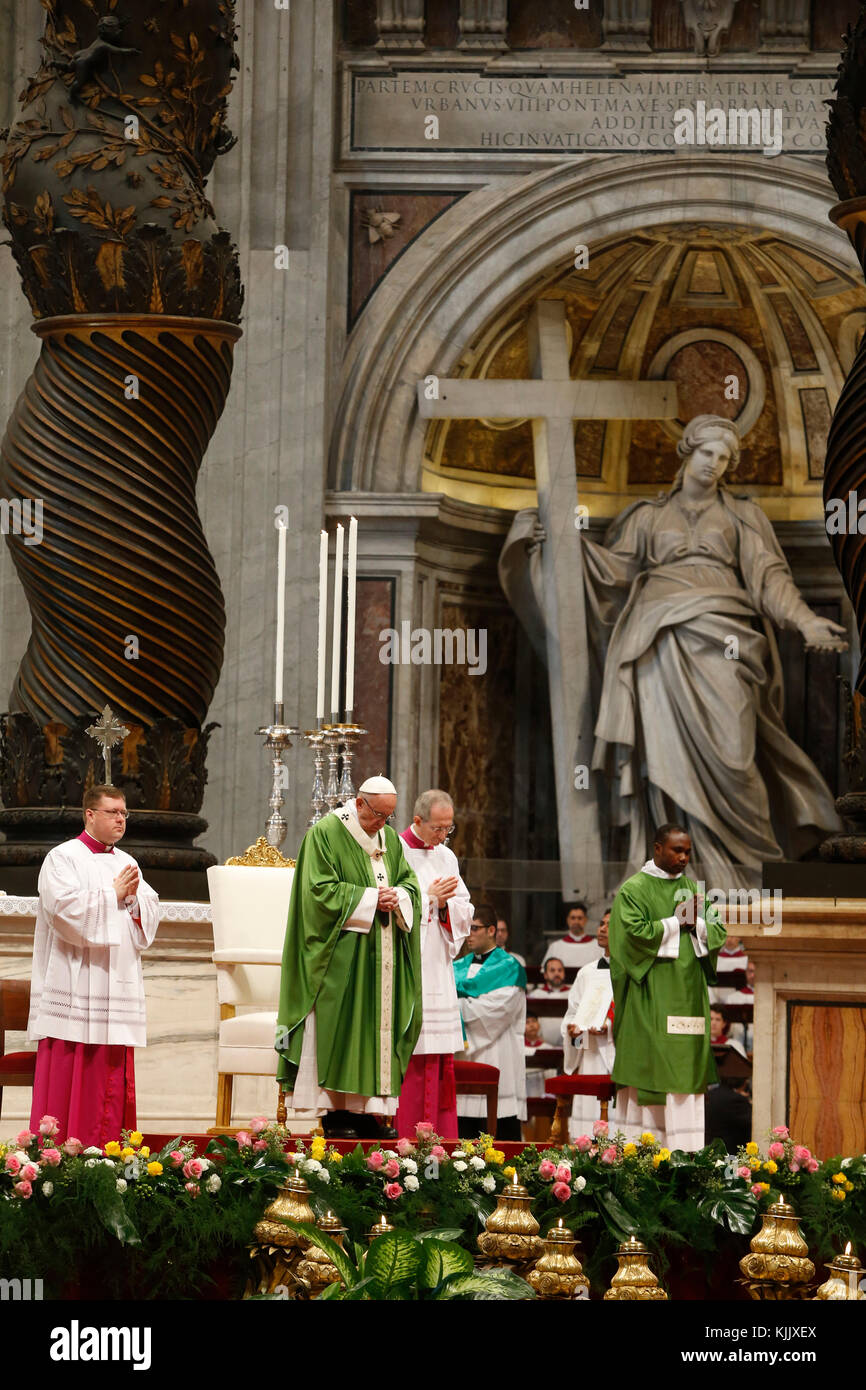 Le pape François célèbre la messe dans la basilique Saint Pierre, Rome. L'Italie. Banque D'Images