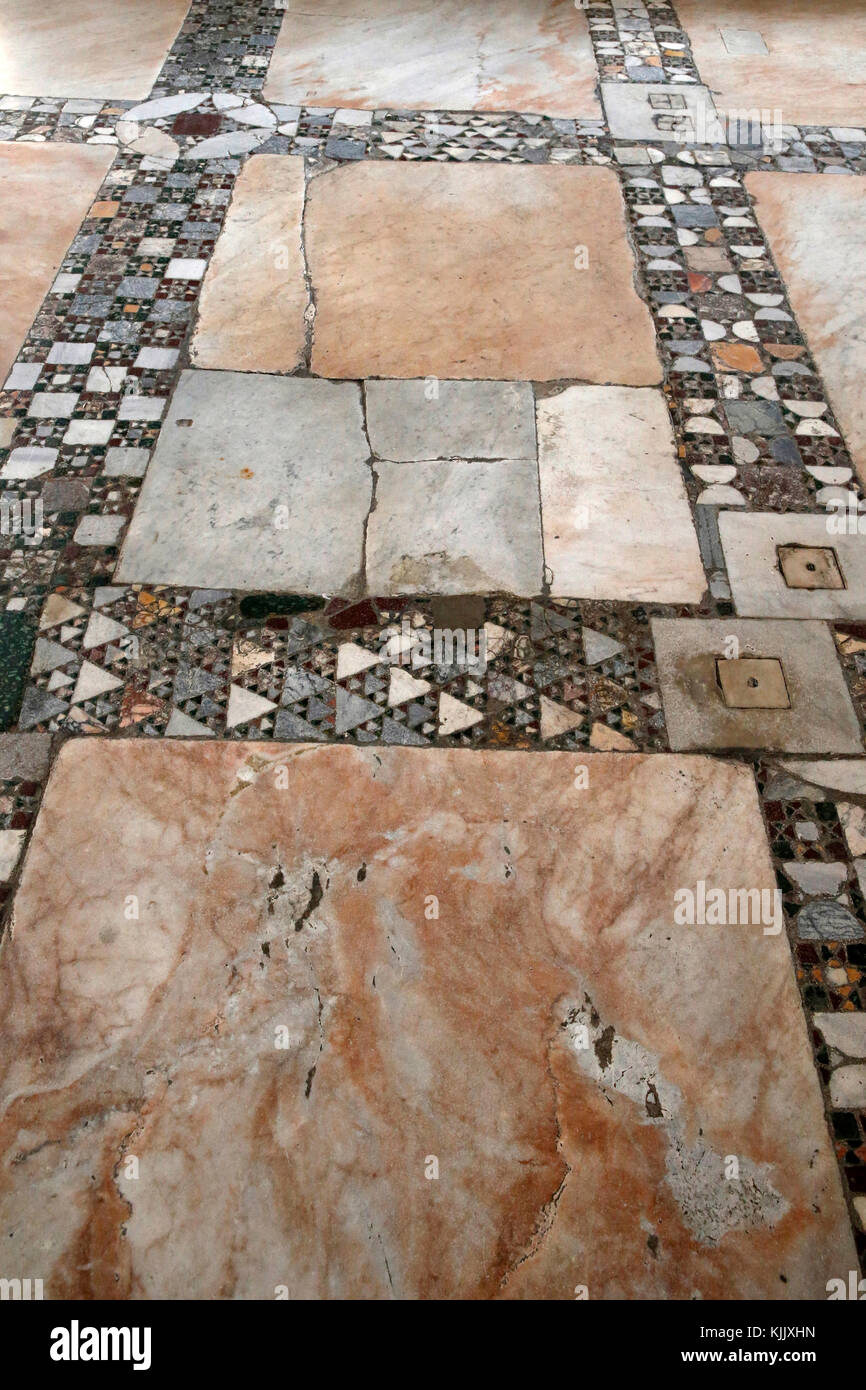 Santa Maria in Aracoeli, l'église de Rome. [Http://penelope.uchicago.edu/thayer/e/gazetteer/places/europe/italy/lazio/roma/rome/churches/s.maria in cosmedin/interior/cosmatesque pavement.html sol de mosaïque. L'Italie. Banque D'Images