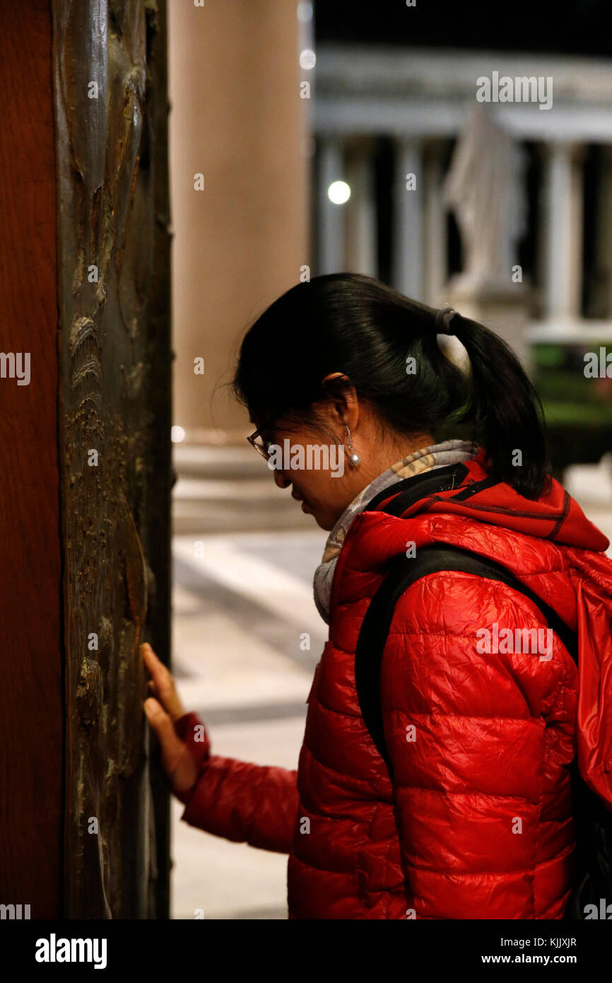 Saint Paul hors les murs", l'église de Rome. Fidèles de toucher le porta sancta (Porte Sainte). L'Italie. Banque D'Images