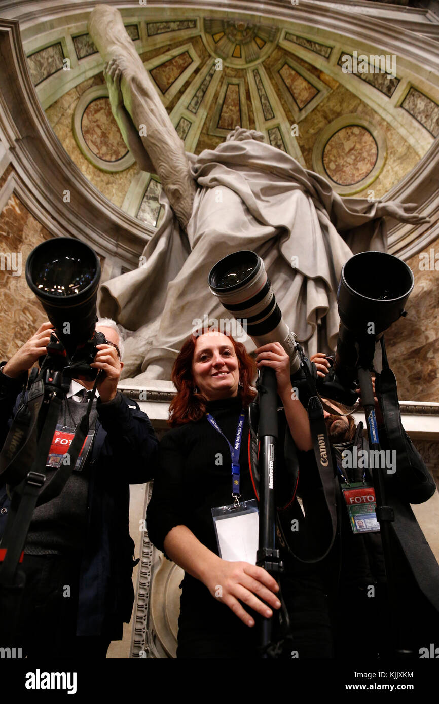 Nos gens au travail des médias au cours de la messe dans la basilique Saint Pierre, Rome. L'Italie. Banque D'Images