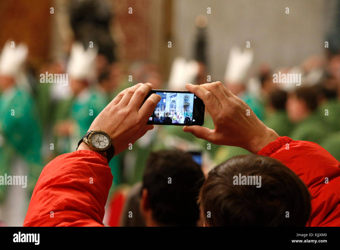 Visiteur de prendre un téléphone cellulaire photo dans la basilique Saint-Pierre, à Rome. L'Italie. Banque D'Images