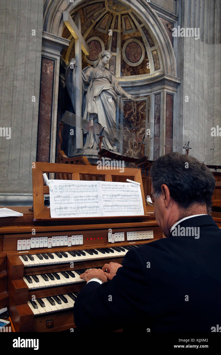 Joueur d'orgue dans la basilique Saint-Pierre, à Rome. L'Italie. Banque D'Images