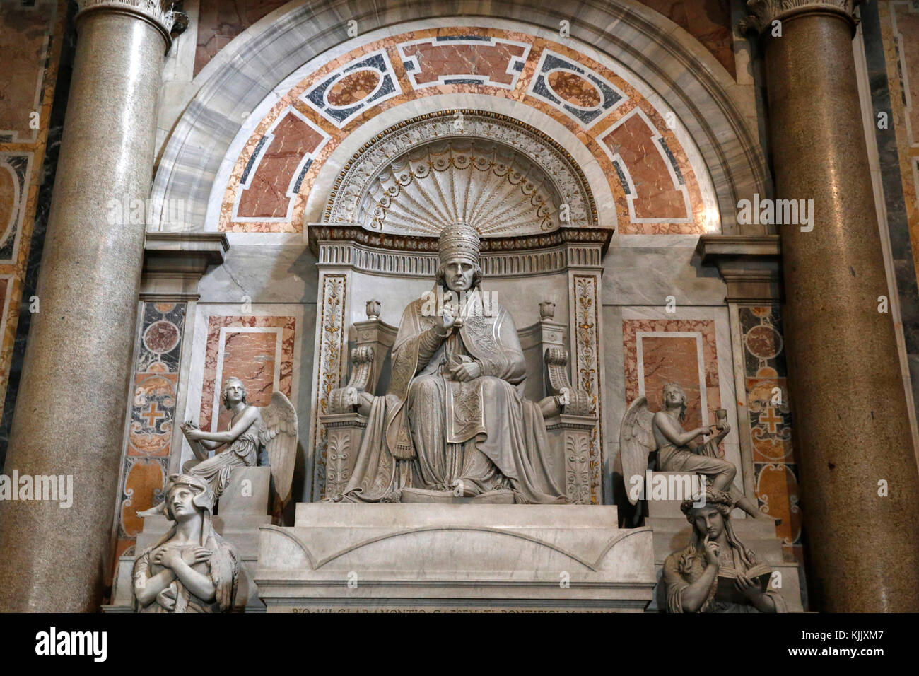 Pio VII statue dans la basilique St Pierre de Rome, Italie. Banque D'Images