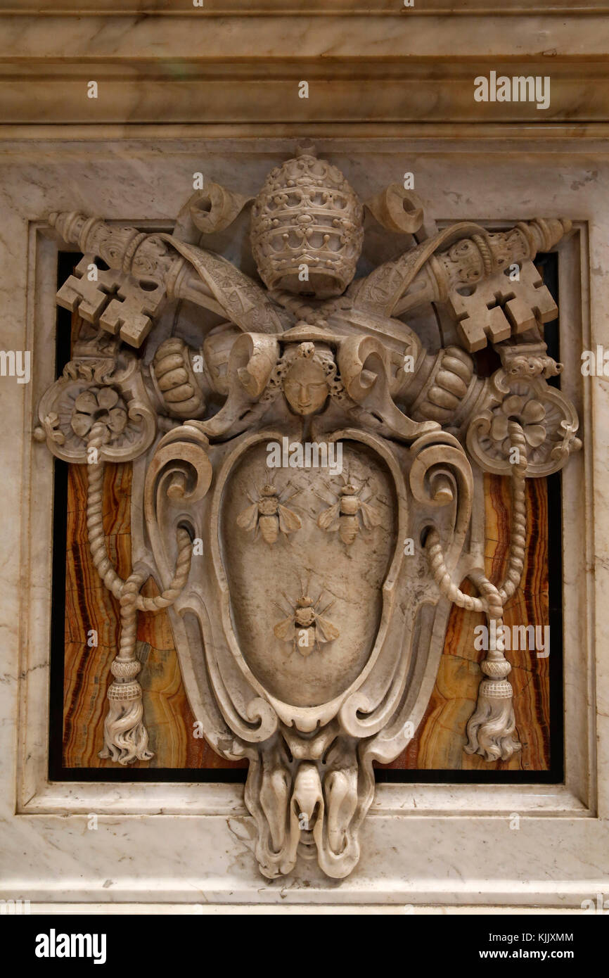 Armoiries papales sculptée dans la basilique Saint Pierre, Rome. L'Italie. Banque D'Images
