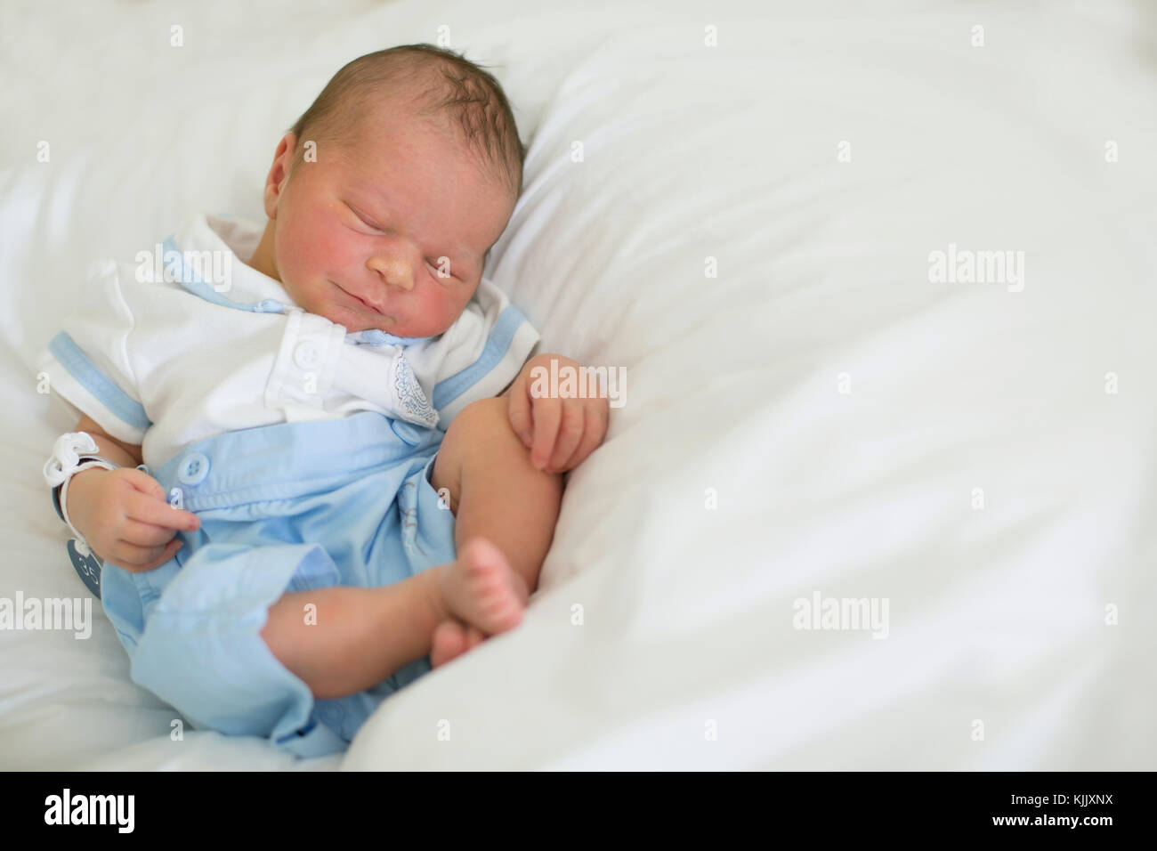 Beau Bebe Nouveau Ne Garcon Fixant En Creche De L Hopital Prenatale Photo Stock Alamy