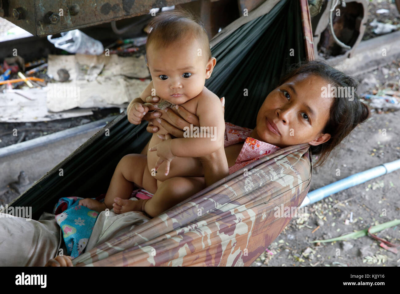 Mère et enfant vivant dans un bidonville. Battambang. Le Cambodge. Banque D'Images