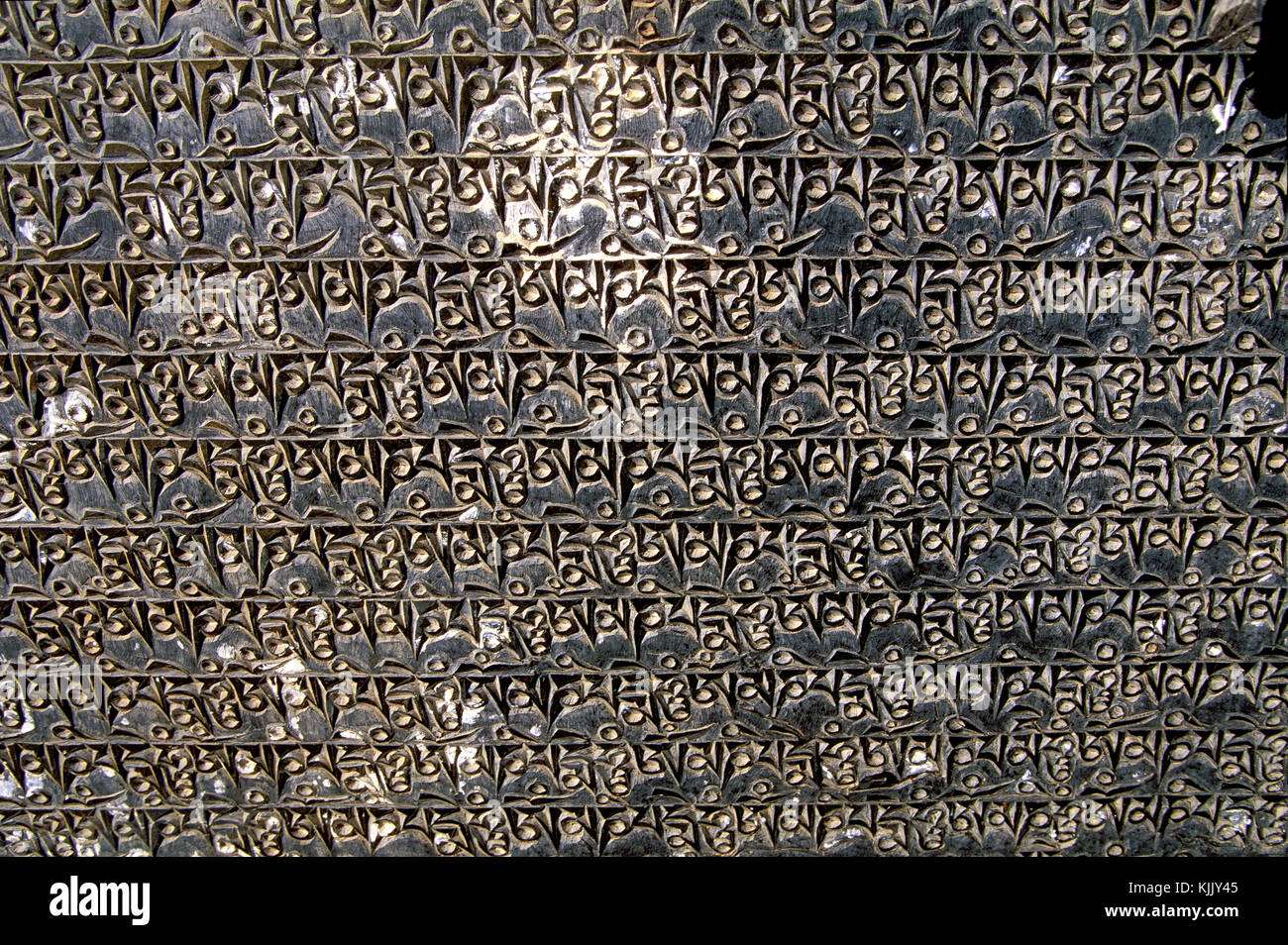 Les mantras et écritures tibétain gravé sur une pierre. Le Népal. Banque D'Images